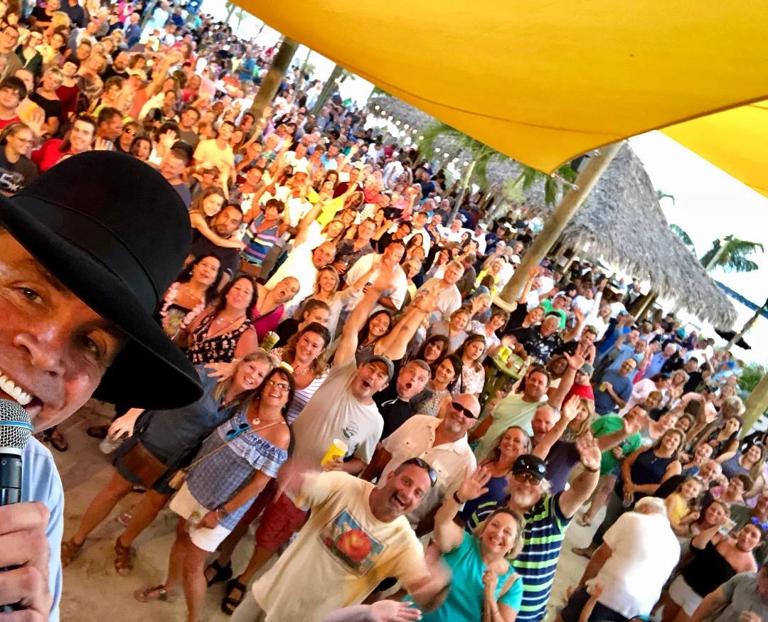 Live entertainment and a lively crowd at Paradise Grill